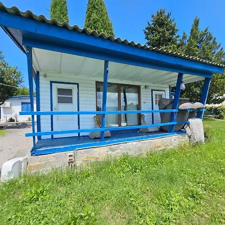 Seafront With Pool 아파트