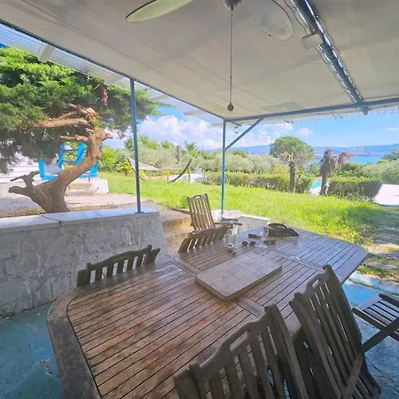 Seafront With Pool Apartament *